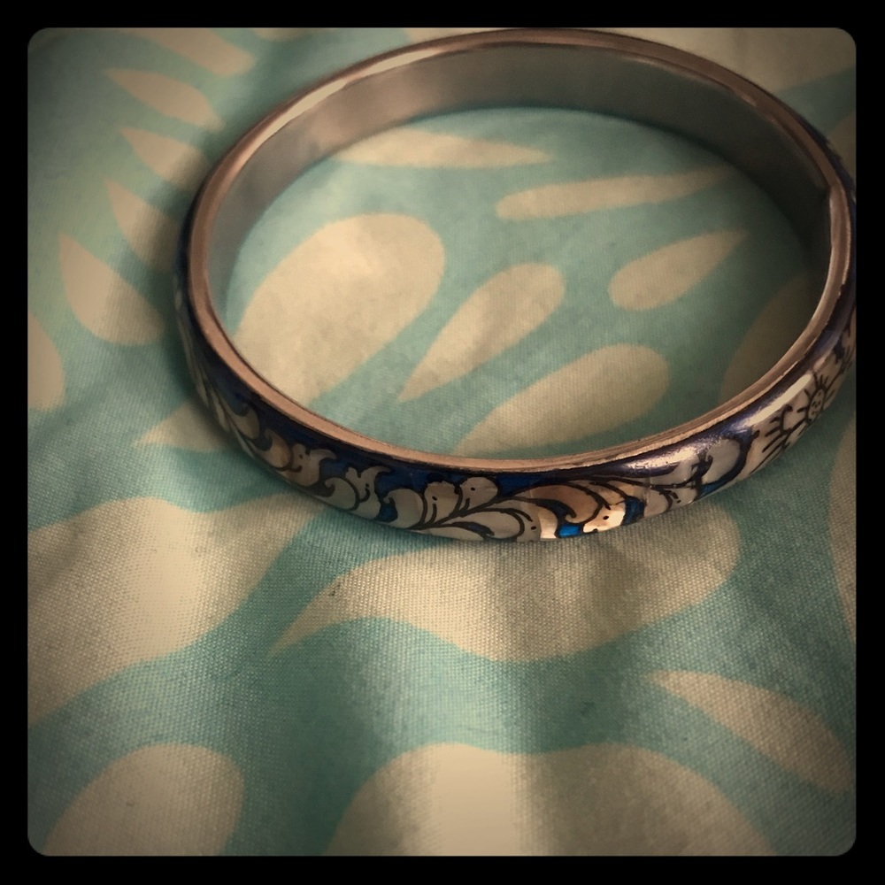 Floral designed bangle bracelet